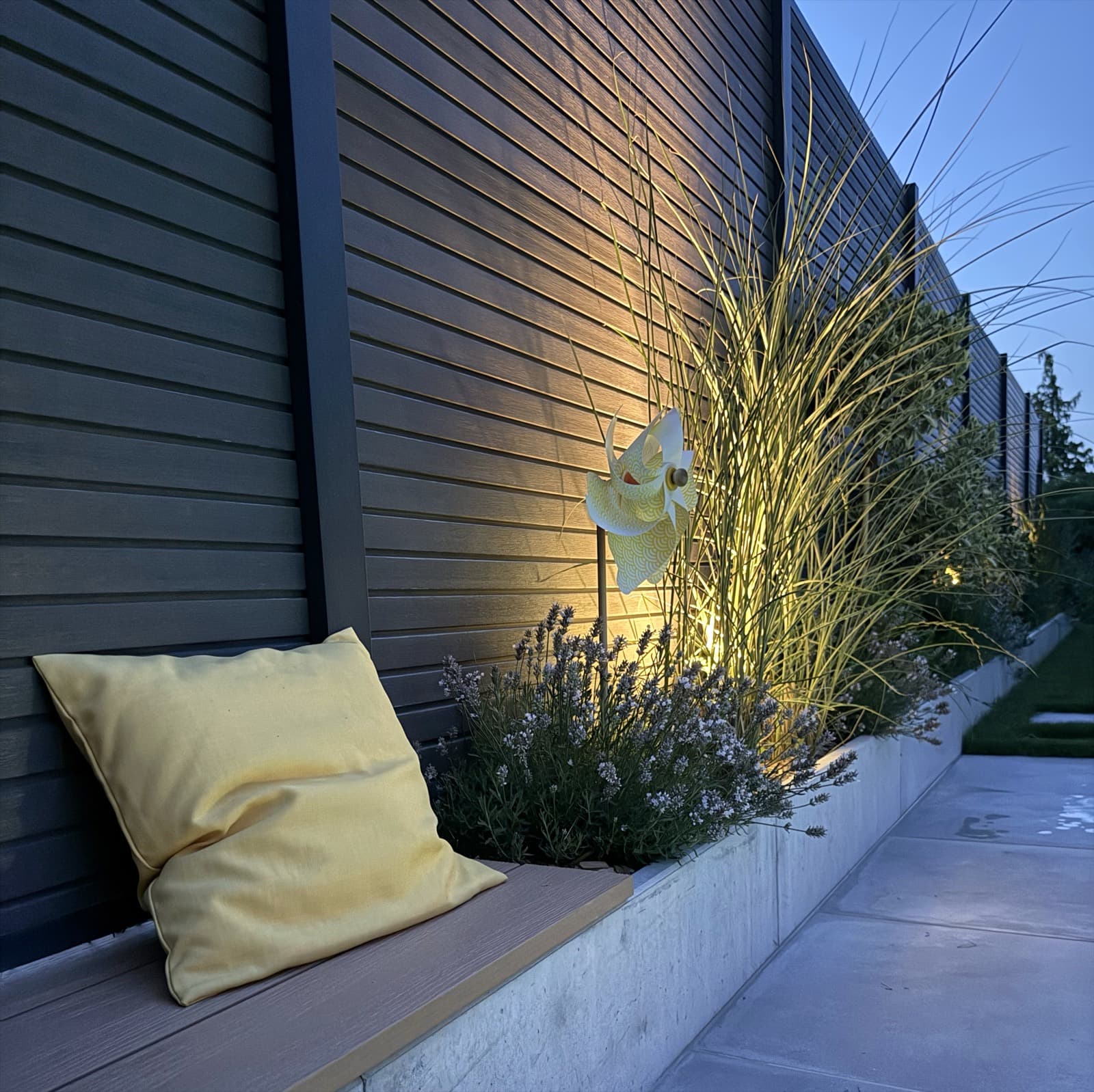 Akzentbeleuchtung auf der Terrasse zur blauen Stunde, Gräser und Lavendel warm angestrahlt